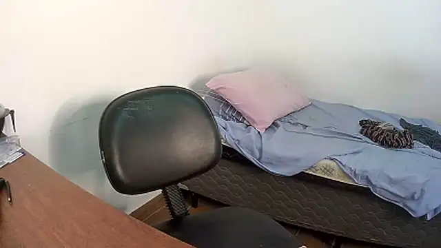 Morenatranss online show from April 18, 2026, 9:46 am