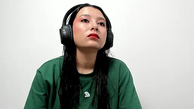 cami-01 online show from December 4, 2025, 9:01 pm