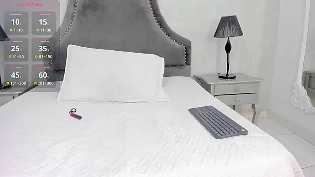 LaurenSnow online show from December 2, 2025, 3:51 pm