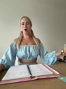 streetdoll online show from October 9, 2025, 7:17 am