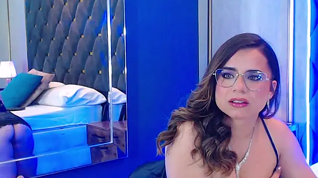 ThaniaJones online show from November 21, 2025, 3:11 pm