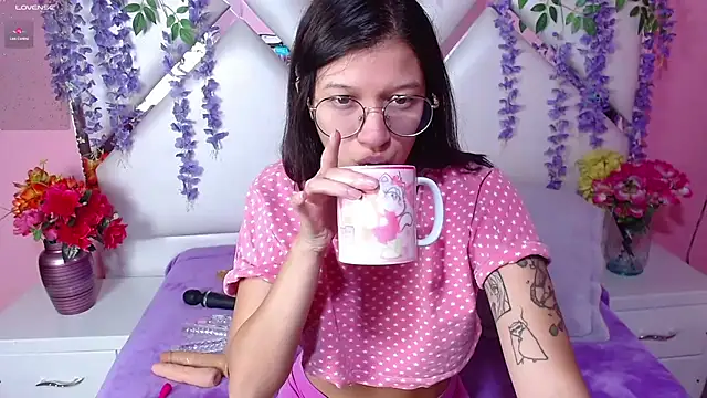 Snapshot of Perla_Skinnyy chatting on December 10, 2024, 2:16 am Perla Skinnyy online show from December 10, 2024, 2:16 am