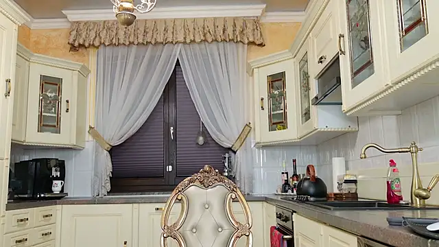 TUNDEROSE1 online show from February 11, 2025, 4:44 am