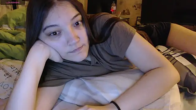 AlisaDevis online show from October 12, 2025, 4:06 pm