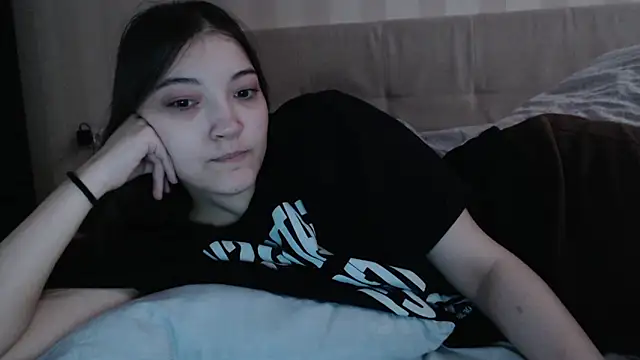 Snapshot of AlisaDevis chatting on December 14, 2025, 7:03 am AlisaDevis online show from December 14, 2025, 7:03 am