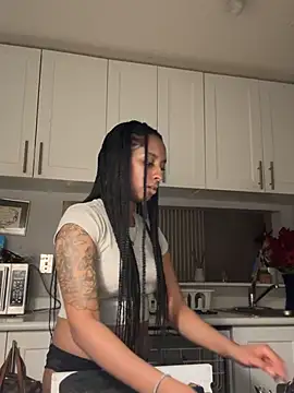 Snapshot of Your_Paris chatting on February 16, 2025, 2:42 am Your Paris online show from February 16, 2025, 2:42 am