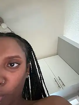 Snapshot of Your_Paris chatting on February 19, 2025, 12:03 am Your Paris online show from February 19, 2025, 12:03 am