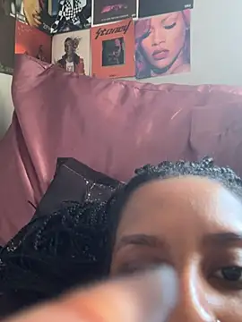 Snapshot of Your_Paris chatting on February 22, 2025, 10:31 pm Your Paris online show from February 22, 2025, 10:31 pm