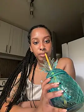 Snapshot of Your_Paris chatting on February 25, 2025, 3:31 am Your Paris online show from February 25, 2025, 3:31 am