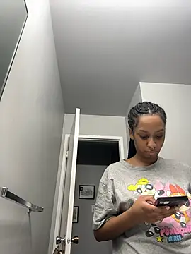 Snapshot of Your_Paris chatting on February 26, 2025, 2:36 pm Your Paris online show from February 26, 2025, 2:36 pm