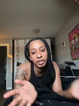 Snapshot of Your_Paris chatting on February 28, 2025, 12:32 am Your Paris online show from February 28, 2025, 12:32 am