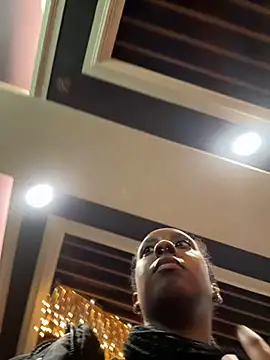 Snapshot of Your_Paris chatting on March 4, 2025, 3:11 am Your Paris online show from March 4, 2025, 3:11 am