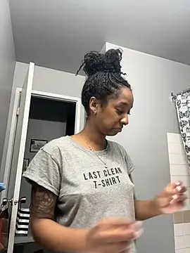 Snapshot of Your_Paris chatting on March 6, 2025, 4:28 pm Your Paris online show from March 6, 2025, 4:28 pm