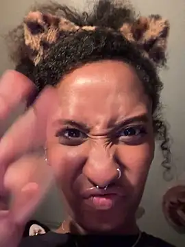 Snapshot of Your_Paris chatting on March 8, 2025, 4:50 pm Your Paris online show from March 8, 2025, 4:50 pm