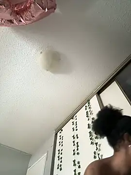 Snapshot of Your_Paris chatting on March 9, 2025, 7:59 pm Your Paris online show from March 9, 2025, 7:59 pm