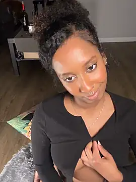 Snapshot of Your_Paris chatting on March 9, 2025, 11:03 pm Your Paris online show from March 9, 2025, 11:03 pm