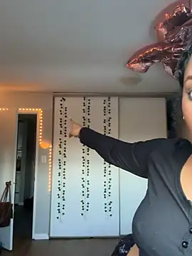 Snapshot of Your_Paris chatting on March 11, 2025, 12:00 am Your Paris online show from March 11, 2025, 12:00 am