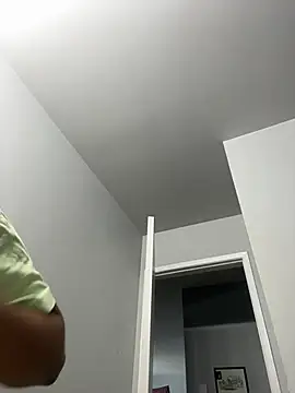 Snapshot of Your_Paris chatting on March 14, 2025, 4:09 pm Your Paris online show from March 14, 2025, 4:09 pm