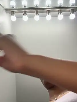 Snapshot of Your_Paris chatting on March 21, 2025, 1:45 pm Your Paris online show from March 21, 2025, 1:45 pm