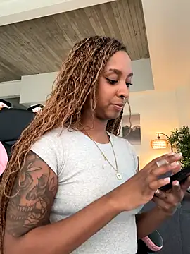 Snapshot of Your_Paris chatting on September 8, 2025, 11:37 pm Your Paris online show from September 8, 2025, 11:37 pm