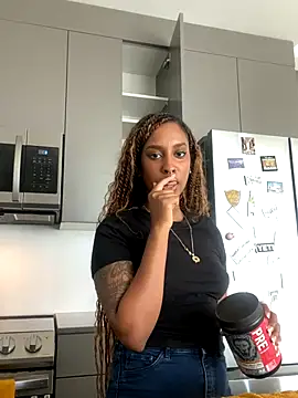 Snapshot of Your_Paris chatting on September 10, 2025, 5:24 pm Your Paris online show from September 10, 2025, 5:24 pm