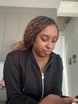 Snapshot of Your_Paris chatting on September 26, 2025, 3:49 pm Your Paris online show from September 26, 2025, 3:49 pm