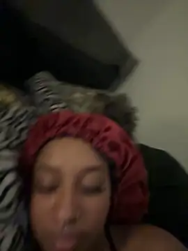 Snapshot of Your_Paris chatting on October 4, 2025, 12:36 pm Your Paris online show from October 4, 2025, 12:36 pm