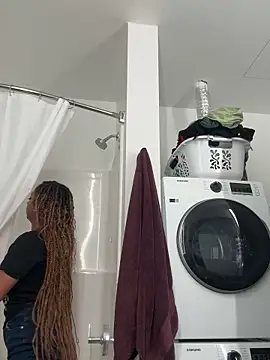 Snapshot of Your_Paris chatting on October 20, 2025, 2:39 pm Your Paris online show from October 20, 2025, 2:39 pm