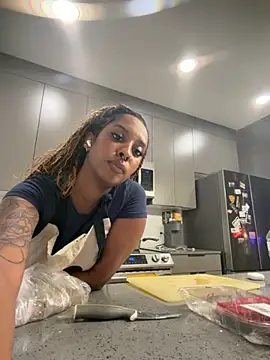 Snapshot of Your_Paris chatting on October 24, 2025, 12:30 am Your Paris online show from October 24, 2025, 12:30 am