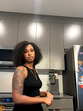 Snapshot of Your_Paris chatting on October 26, 2025, 11:42 pm Your Paris online show from October 26, 2025, 11:42 pm