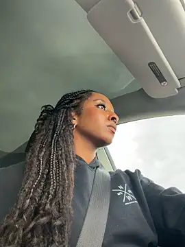 Snapshot of Your_Paris chatting on November 8, 2025, 8:51 pm Your Paris online show from November 8, 2025, 8:51 pm