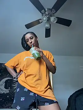 Snapshot of Your_Paris chatting on November 12, 2025, 2:17 pm Your Paris online show from November 12, 2025, 2:17 pm