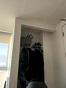 Snapshot of Your_Paris chatting on November 16, 2025, 3:39 pm Your Paris online show from November 16, 2025, 3:39 pm