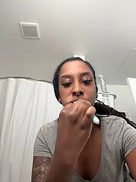 Snapshot of Your_Paris chatting on November 21, 2025, 4:38 pm Your Paris online show from November 21, 2025, 4:38 pm