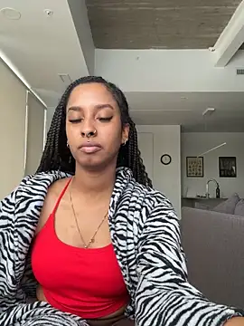 Snapshot of Your_Paris chatting on November 28, 2025, 8:55 pm Your Paris online show from November 28, 2025, 8:55 pm