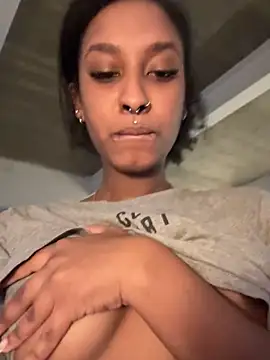 Snapshot of Your_Paris chatting on December 15, 2025, 3:38 pm Your Paris online show from December 15, 2025, 3:38 pm