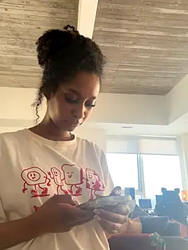 Snapshot of Your_Paris chatting on December 19, 2025, 4:58 pm Your Paris online show from December 19, 2025, 4:58 pm