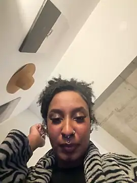 Snapshot of Your_Paris chatting on December 20, 2025, 5:58 am Your Paris online show from December 20, 2025, 5:58 am