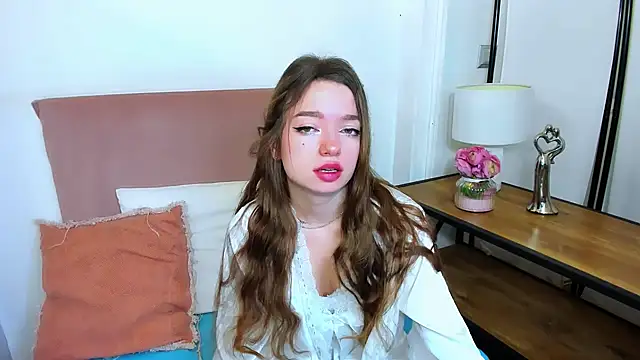 GraceLips online show from March 4, 2025, 8:35 am