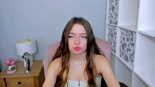 GraceLips online show from October 17, 2025, 5:43 am