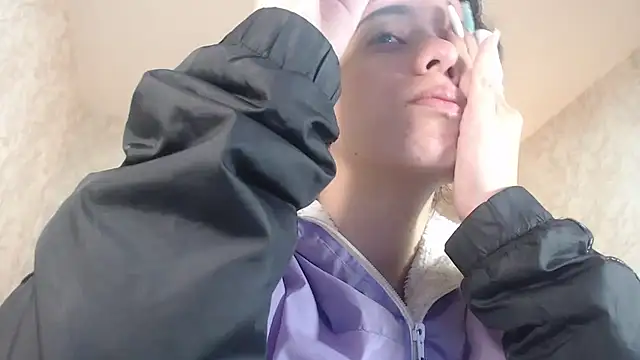 Snapshot of EmmaCowperr chatting on January 14, 2025, 4:25 am EmmaCowperr online show from January 14, 2025, 4:25 am