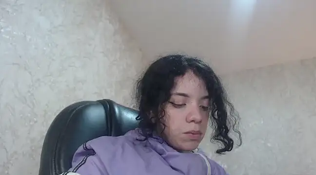 Snapshot of EmmaCowperr chatting on January 16, 2025, 3:23 am EmmaCowperr online show from January 16, 2025, 3:23 am