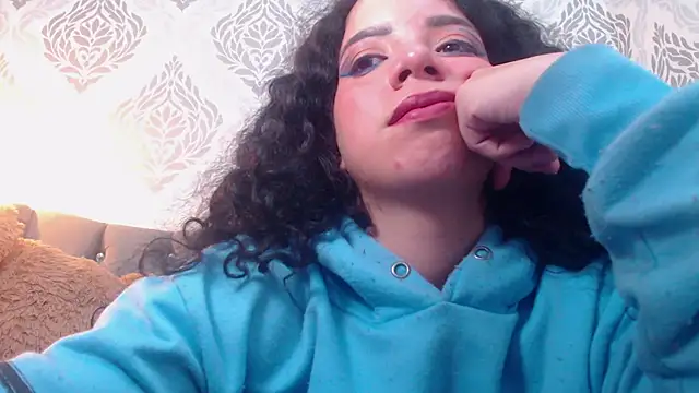 Snapshot of EmmaCowperr chatting on February 20, 2025, 7:19 pm EmmaCowperr online show from February 20, 2025, 7:19 pm