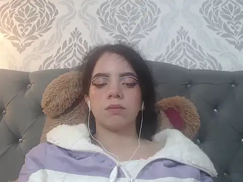 Snapshot of EmmaCowperr chatting on March 17, 2025, 6:53 pm EmmaCowperr online show from March 17, 2025, 6:53 pm