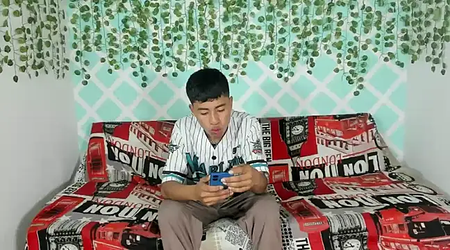 oliverhot2005 online show from February 20, 2025, 8:03 pm