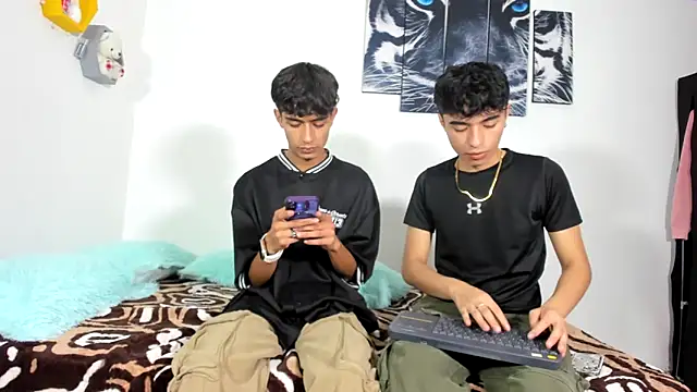 oliverhot2005 online show from March 18, 2025, 4:04 pm