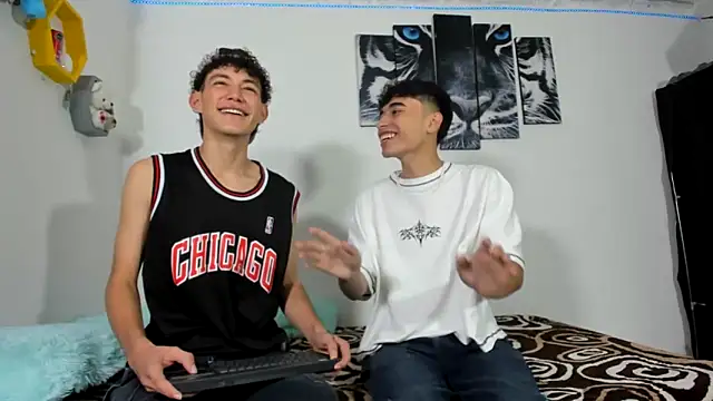 oliverhot2005 online show from March 22, 2025, 1:08 pm