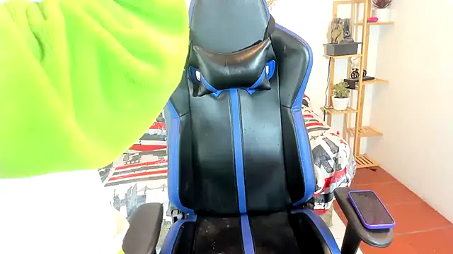 oliverhot2005 online show from October 21, 2025, 4:57 am