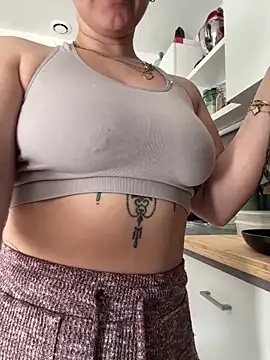 Snapshot of Luccreccia_ chatting on March 23, 2026, 11:03 am Luccreccia online show from March 23, 2026, 11:03 am