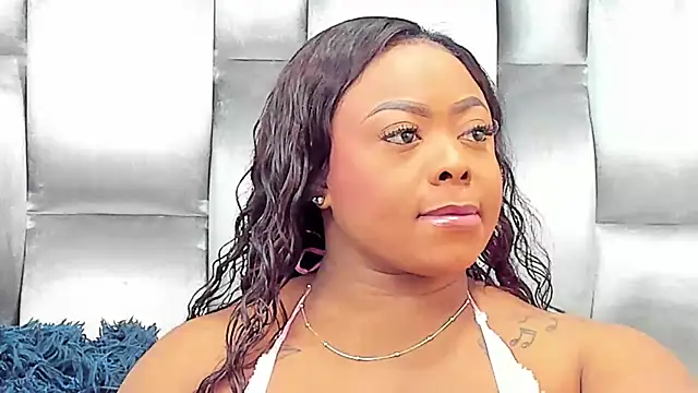 CamilaBenitez online show from October 28, 2025, 12:19 pm